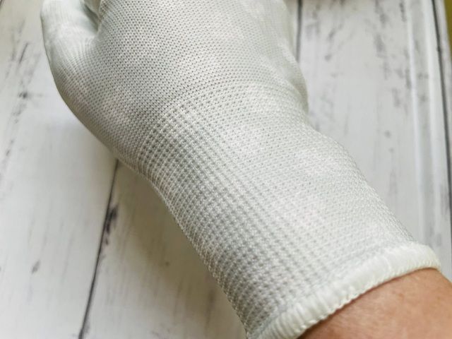 ダイソーの「フラワーウレタンコートグローブ」手首までぴったりフィット