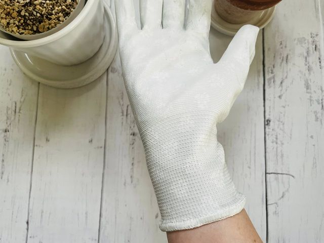 ダイソーの「フラワーウレタンコートグローブ」グリップ部分の素材はポリウレタン