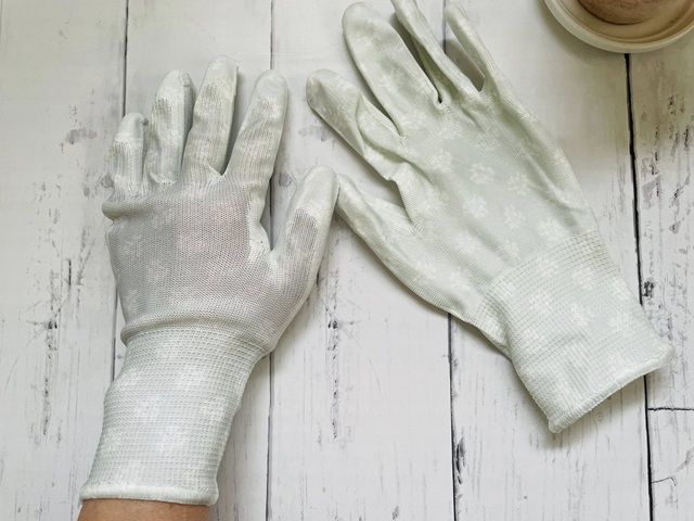 ダイソーの「フラワーウレタンコートグローブ」草むしりにぴったり