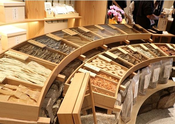 “素材”へのこだわりを体現する乾物コーナー。全国各地から選び抜いた鰹節や昆布、炭火焼きあごやあご煮干しなどが並ぶ