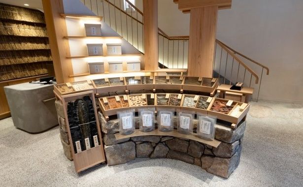 1階には全国各地の乾物を集めた専用コーナーを設置