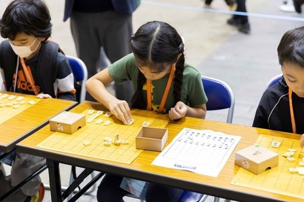 来場者は「指導対局」や「駒つかみチャレンジ」、「駒ならべ30秒チャレンジ」などを楽しんでいた