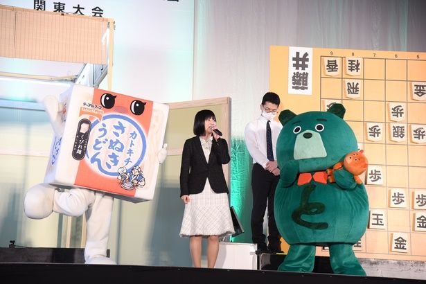 テーブルマークの公式キャラクター・コシノツヨシと「将棋日本シリーズ」の公式キャラクター・あなぐまーとも登場 撮影：ソムタム田井