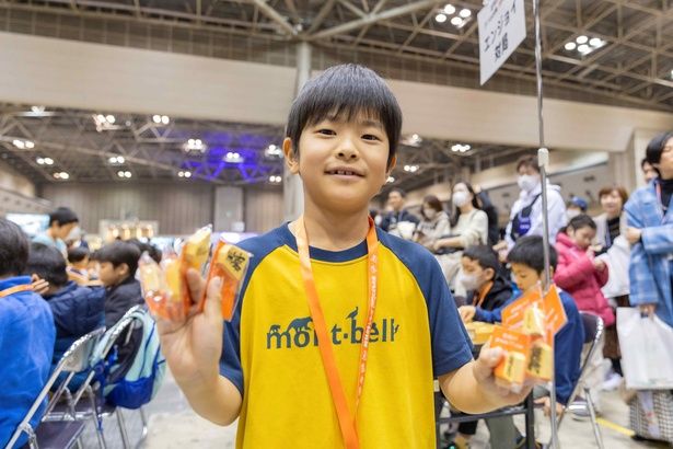 来場者には人気の「将棋駒型消しゴム」がプレゼントされた