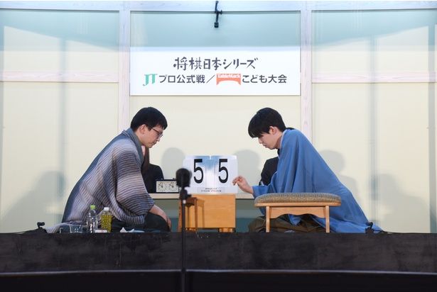 高度な読み合いを繰り広げる藤井聡太 竜王・名人(右)と永瀬拓矢 九段(左) 撮影：ソムタム田井