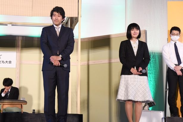 決勝戦で解説を務めた森内俊之 九段(左)と、聞き手を務めた香川愛生 女流四段(右) 撮影：ソムタム田井