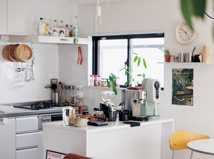 キッチンを区切るカウンターは以前からの愛用品にもかかわらず、今のキッチンに驚くほどフィット