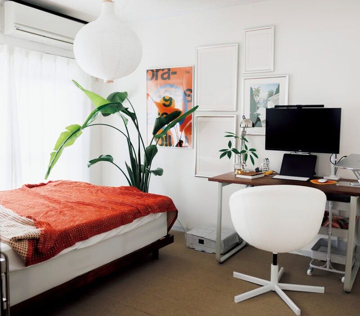 寝室兼ワークスペースには物を置き過ぎず、すっきりと