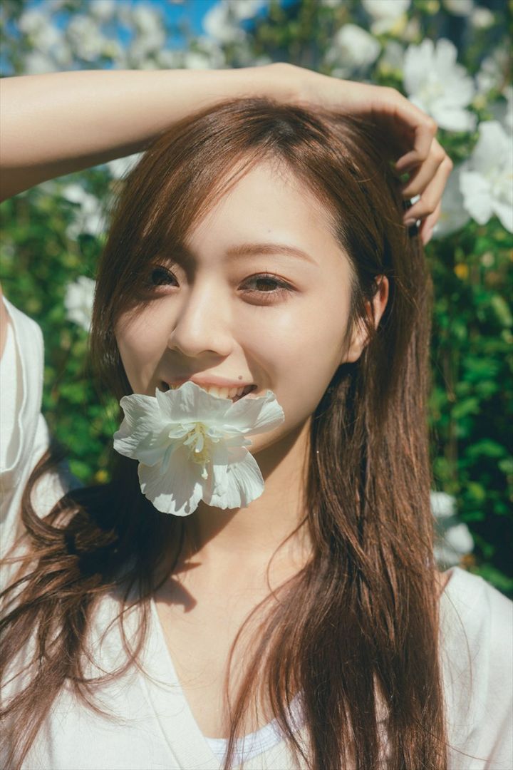 「梅澤美波2nd写真集」より先行カット 撮影・東京祐 width=