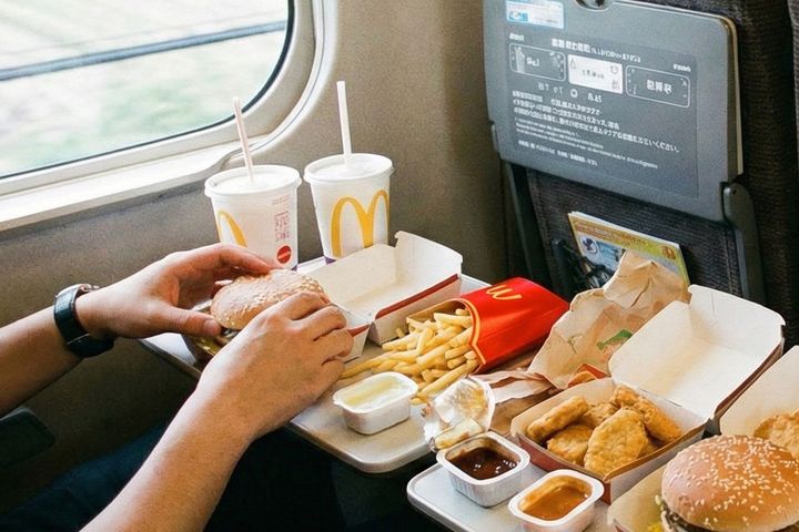 新幹線でマックを食べるのはマナー違反？※画像はイメージ