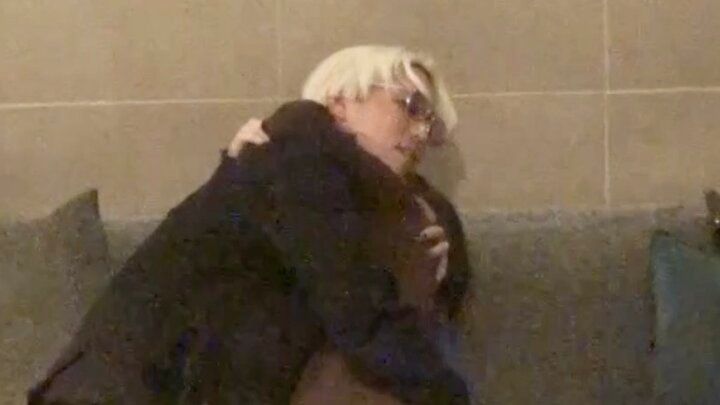 【写真・画像】カリスマ芸人、合コンで“美女ファン”とハグ＆キス寸前に スタジオ騒然 1枚目