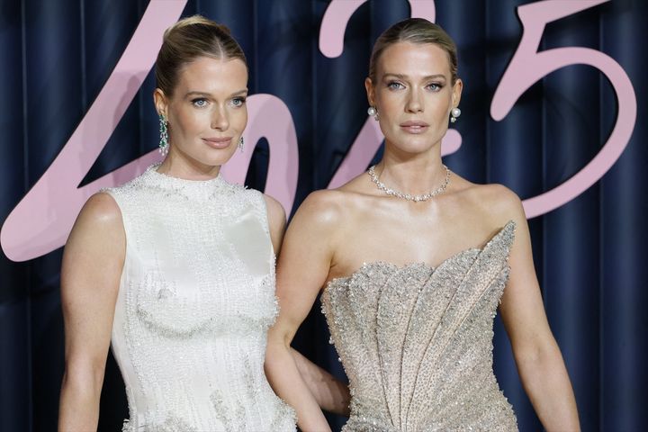 ダイアナ妃の双子の姪、レディ・アメリア・スペンサー（右）＆レディ・エリザ・スペンサー（左）姉妹が輝くドレス姿を披露 （C）Zeta Image width=