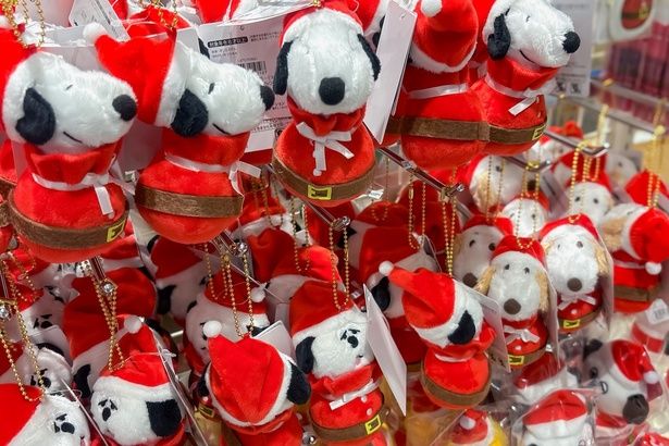 サンタマスコットのスヌーピーたちも大集合