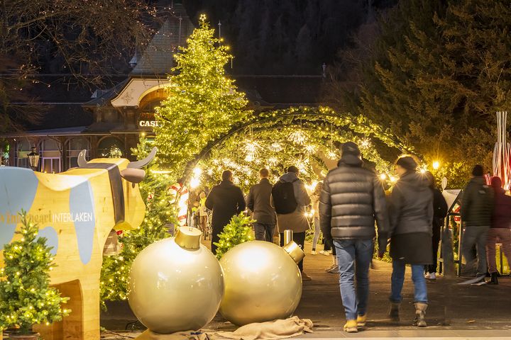 コングレス・クアサール・インターラーケン前庭のクリスマスマーケット