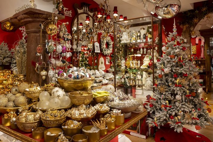 至るところにオーナメントが並ぶ店内