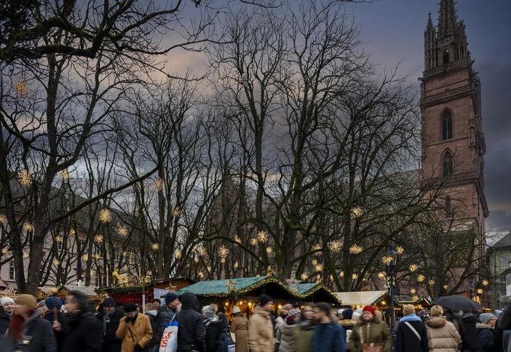 後方に立つのが「バーゼル大聖堂」