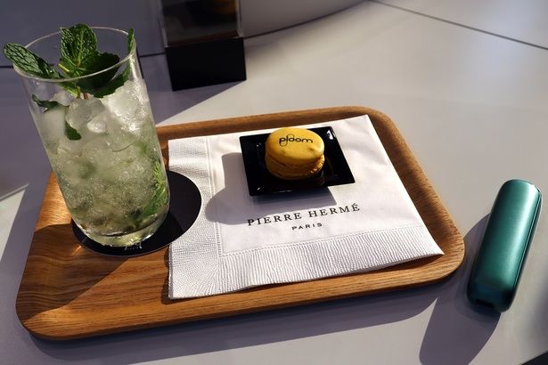 アンケートに回答するとオリジナルドリンクとマカロンのセットが味わえる