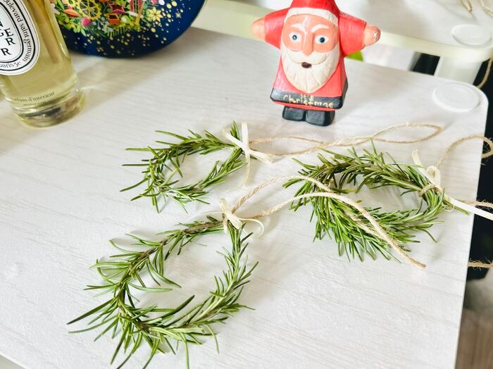 誰でも手軽に作れる『シンプルリース』。クリスマスギフトの飾りにぴったりなミニサイズです♡