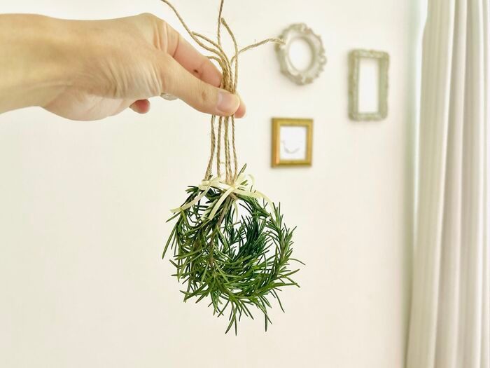 誰でも手軽に作れる『シンプルリース』。クリスマスギフトの飾りにぴったりなミニサイズです♡