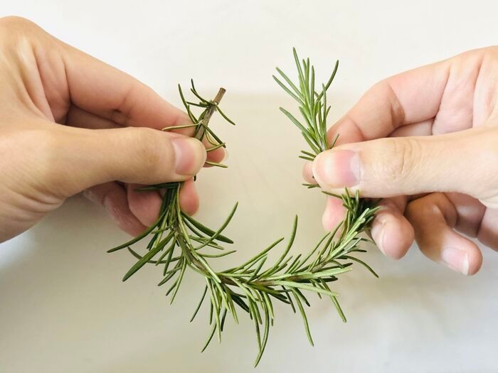 誰でも手軽に作れる『シンプルリース』。クリスマスギフトの飾りにぴったりなミニサイズです♡