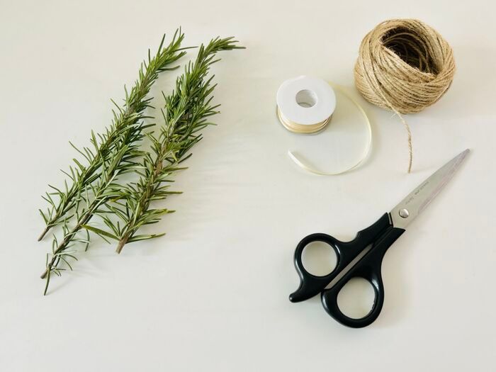 誰でも手軽に作れる『シンプルリース』。クリスマスギフトの飾りにぴったりなミニサイズです♡