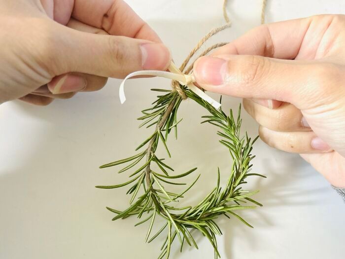 誰でも手軽に作れる『シンプルリース』。クリスマスギフトの飾りにぴったりなミニサイズです♡