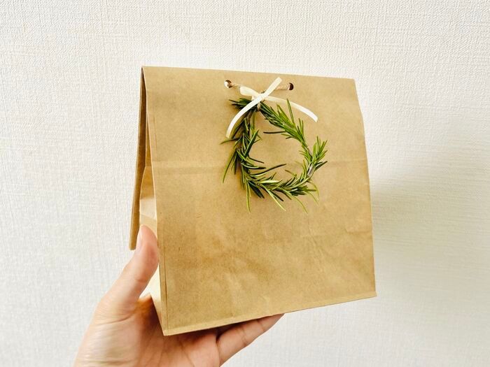 誰でも手軽に作れる『シンプルリース』。クリスマスギフトの飾りにぴったりなミニサイズです♡