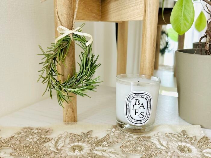 誰でも手軽に作れる『シンプルリース』。クリスマスギフトの飾りにぴったりなミニサイズです♡