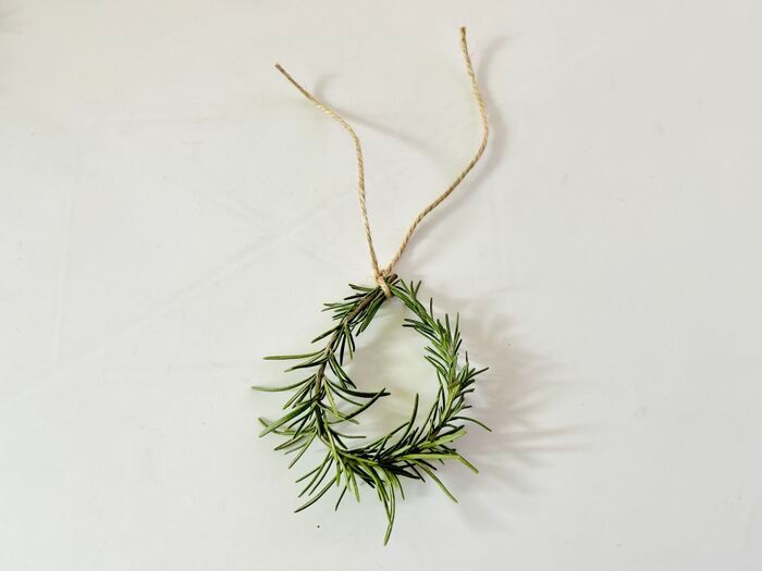 誰でも手軽に作れる『シンプルリース』。クリスマスギフトの飾りにぴったりなミニサイズです♡