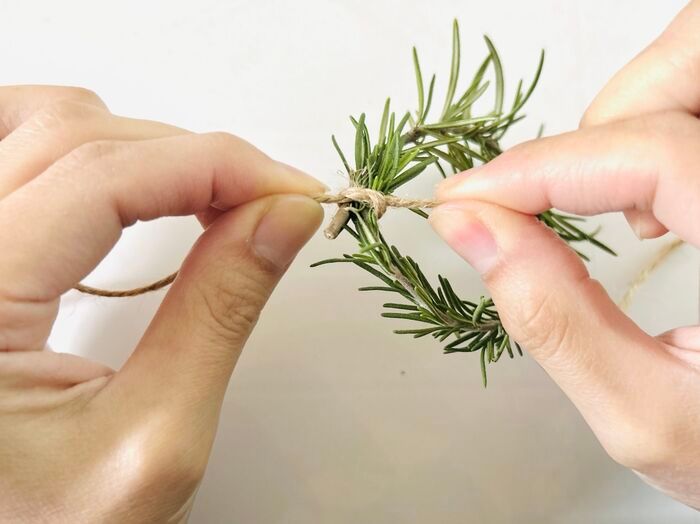 誰でも手軽に作れる『シンプルリース』。クリスマスギフトの飾りにぴったりなミニサイズです♡