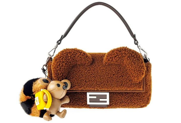 バッグ『バゲット』[H15×W27×D6.5]￥578,600※10月上旬発売予定、フェレットのチャーム￥179,300※9月上旬発売予定、ともにメンズ製品・予定価格（ともにフェンディ／フェンディ ジャパン）