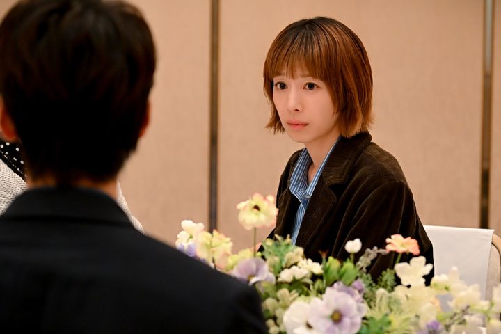 第7話より、鮎美母に言い返す勝男を見つめる鮎美の表情。