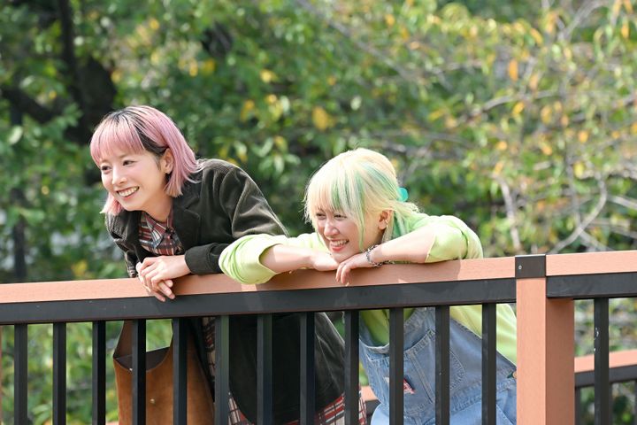 連帯する友人関係を持つ、夏帆演じる鮎美とサーヤ（ラランド）演じる渚。