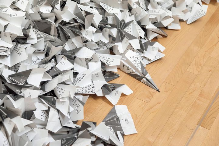 ヴァーバル・アート・ユニット・TOLTAのインスタレーション作品《ロボとヒコーキ》