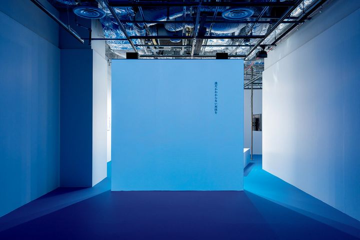 アーティスト・布施琳太郎のインスタレーション「新しい死体」