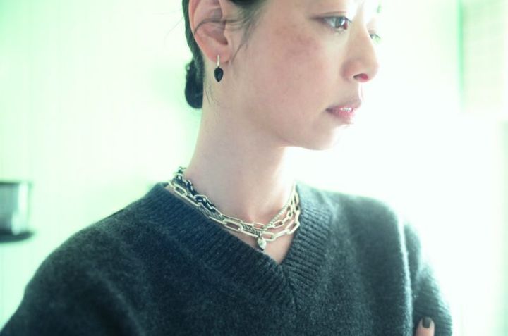 個性的かつエレガントなララガンのシルバーネックレス