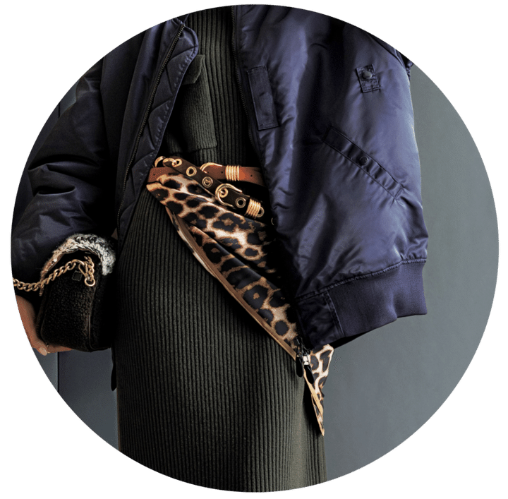 ベルトとスカーフをウエストの高い位置でラフに重ね、シンプルなワンピースコーデのアクセントに。