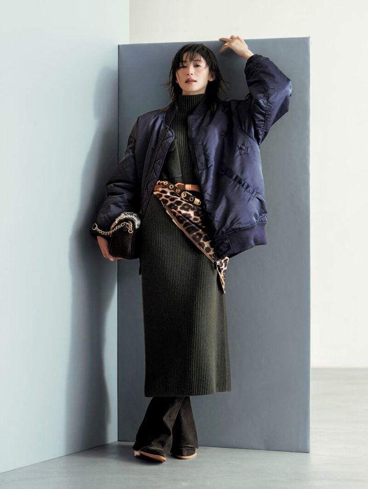 ネイビーのブルゾンを主役に品格あるテイストMIXスタイル