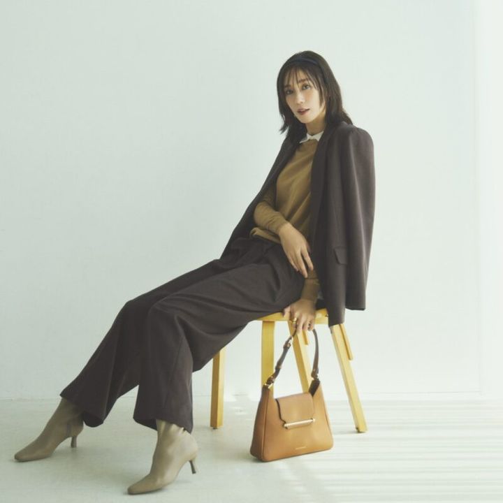 【着回しアイテム：Ⓐ＋Ⓓ】ポロニット4万9500円（ジョンスメドレー X エッフェ ビームス／ビームス ハウス 丸の内） バッグ9万200円（ストラスベリー） ブーツ1万5950円（ル タロン／ル タロン 有楽町マルイ店） カチューシャ8800円（シャルダン ドゥ シュブー） リング1万8700円（ジャミレイ／エルディスト ショールーム）