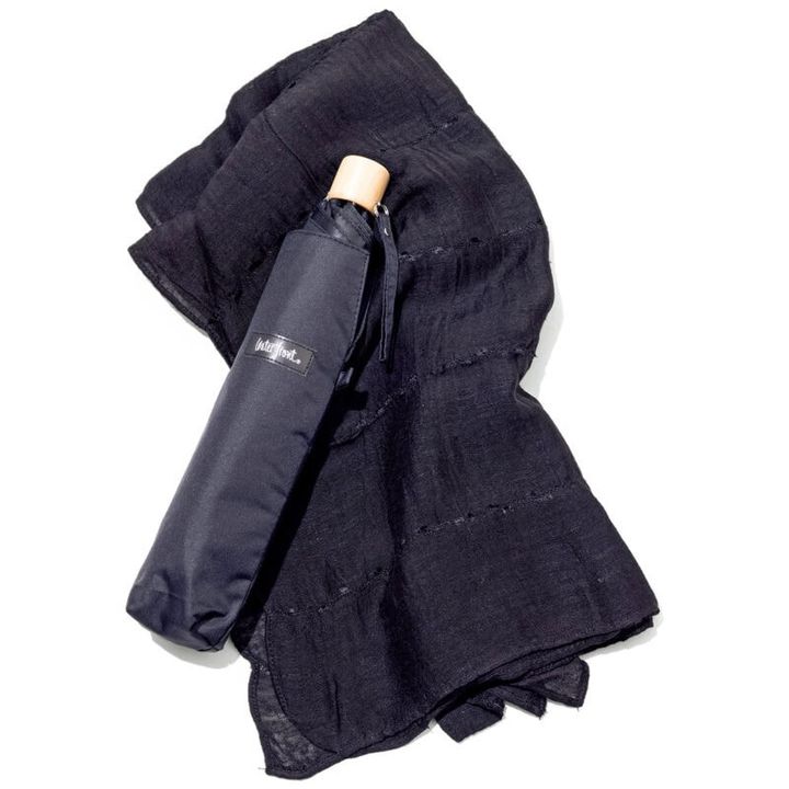 弔事の際に用意しておきたい黒い折り畳み傘と、着席時のひざ掛けに便利な黒いストール