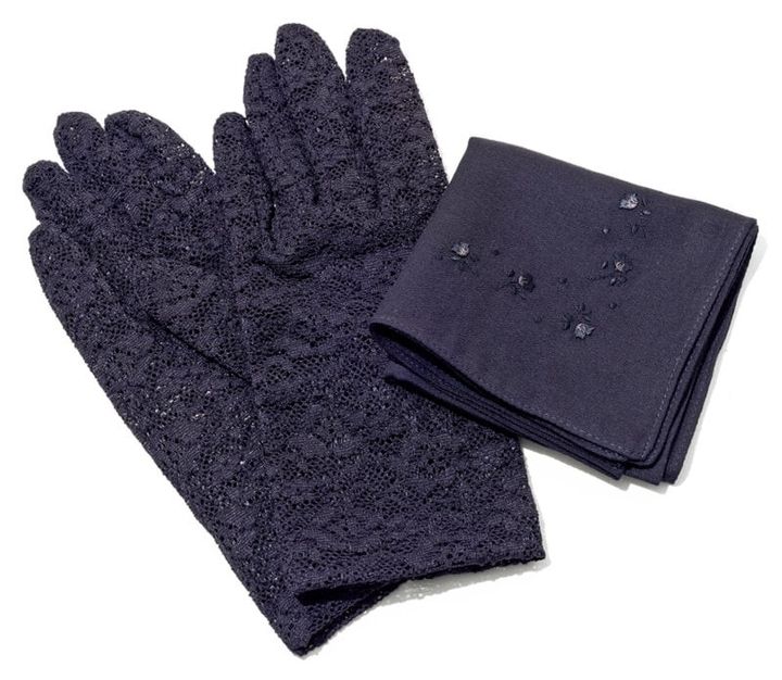 弔事の際に用意しておきたい黒いハンカチと、ネイルが落とせない時に便利な黒いレースの手袋