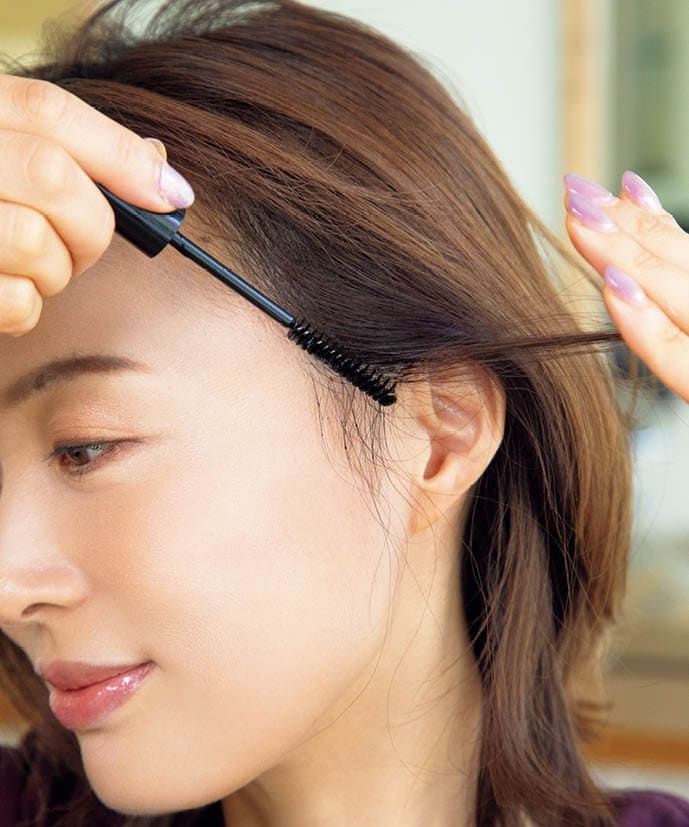 頭皮に色素がつかないよう、白髪を引き出します。肌から浮いた状態でマスカラをつけるときれいになじませることができます。