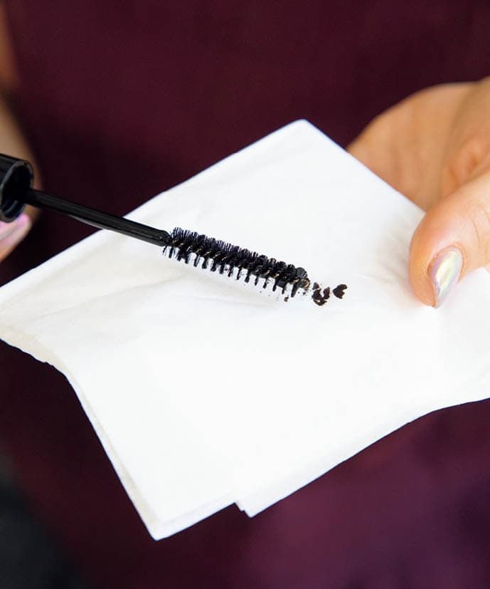 ブラシ部分は軽くしごいたり、テッシュオフをします。液だれや髪への付き過ぎを防ぎます。また、指などに付着しないようブラシ部分は触らないように！