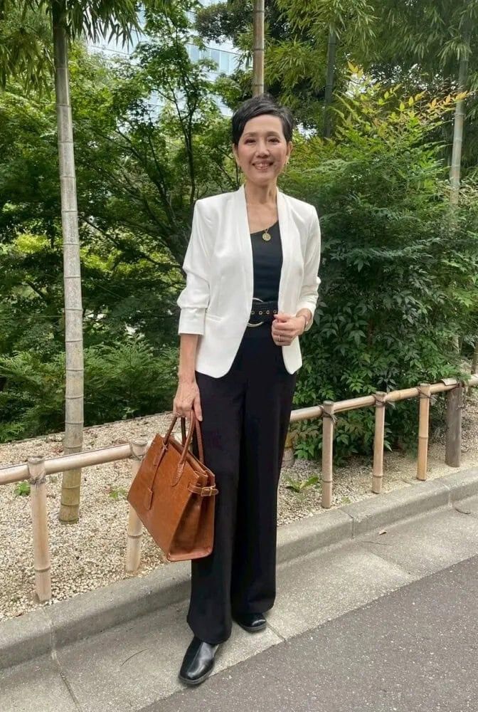 ジャケット・バッグ／MANGO、トップス／SHEIN、パンツ／H&M、ベルト・ペンダント／ZARA、ピアス／SWAROVSKI