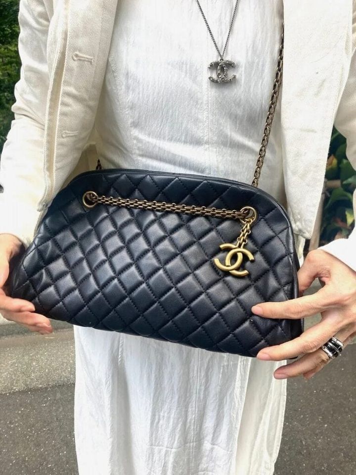 「『CHANEL』のフォーマルバッグを、あえて斜め掛けしてカジュアルダウンさせた“抜け感”のあるスタイルに。また、バッグに黒を合わせることで、差し色として引き締め感をプラスしました」
