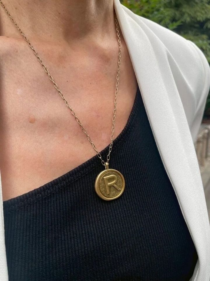 「ペンダントはシンプルなゴールド。ピアスは、華やかさを出すために縦長のものをチョイス。リングは手元を華やかにするためにダイヤモンドにしました」