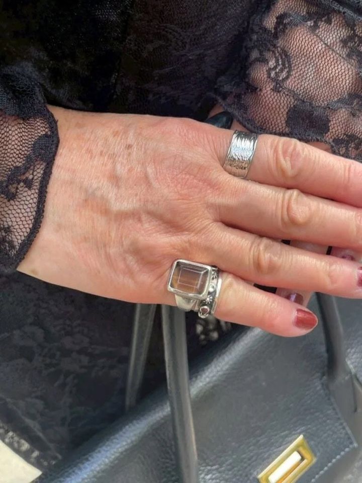 「手元は人差し指とピンキーでリングを。ストーンのピンキーリングは『cushka』のもので最近気に入っています」