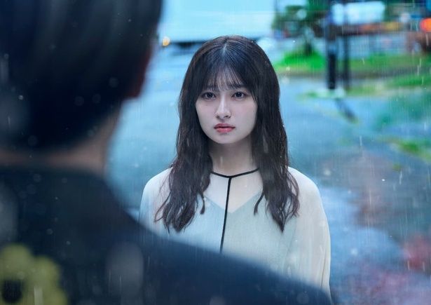 吉川愛演じる平凡な女子大生、東雲柚子は、鬼の一族の次期当主、玲夜に突然花嫁として見いだされることに… [c]2026「鬼の花嫁」製作委員会