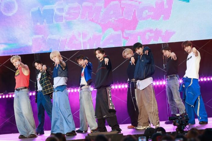 「MISMATCH」を披露する＆TEAM