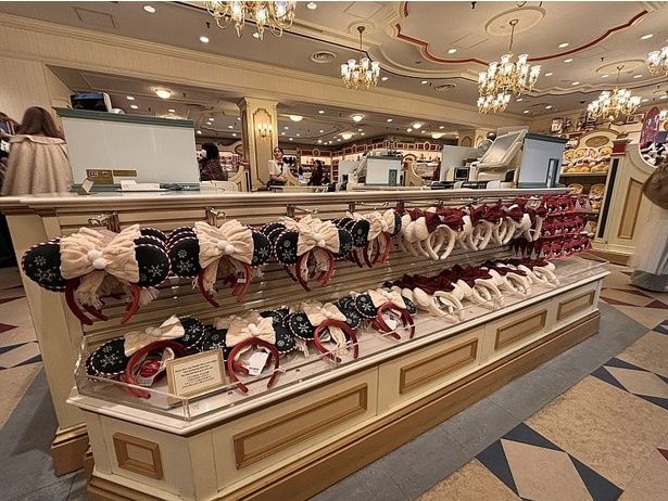クリスマス仕様のグッズがそろう「ディズニー＆カンパニー」の内観